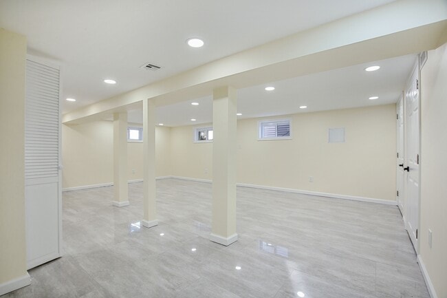 Building Photo - 4 Lincoln Pl