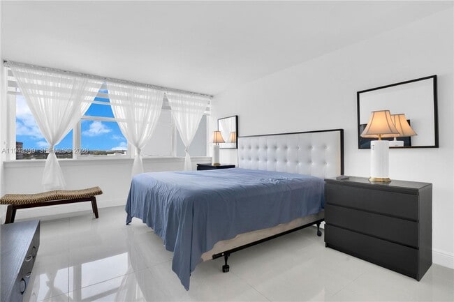 Building Photo - 3140 S Ocean Dr