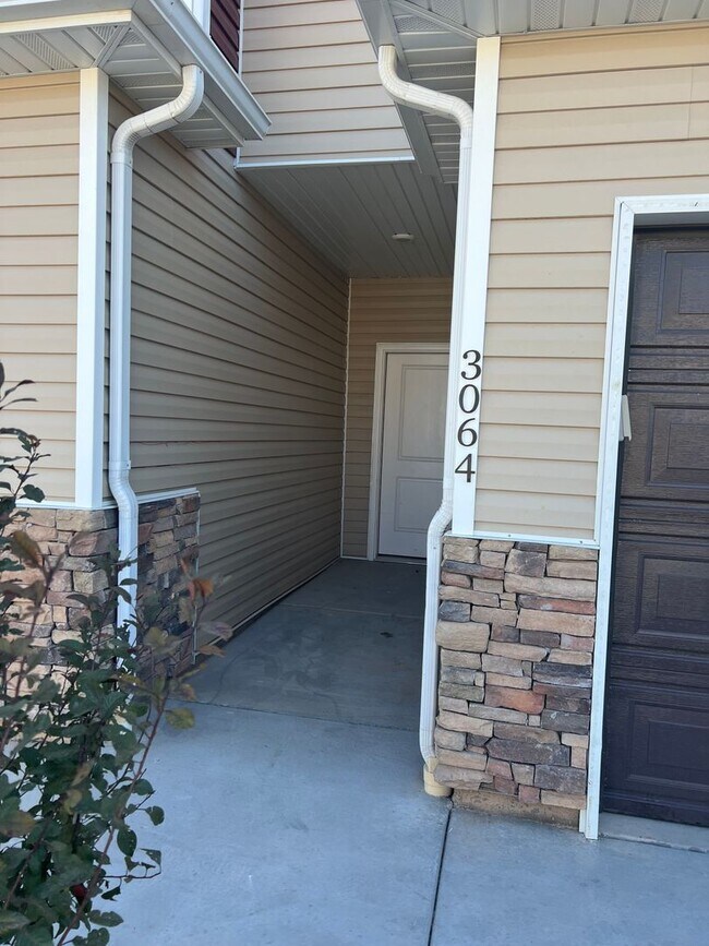 Building Photo - PRICE DROP!!!! 3 Bed/2 Bath Townhome Available NOW!!