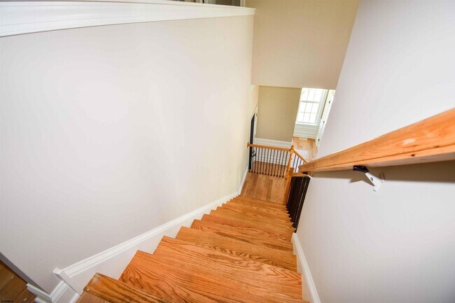 Building Photo - 438A Redwood Ave