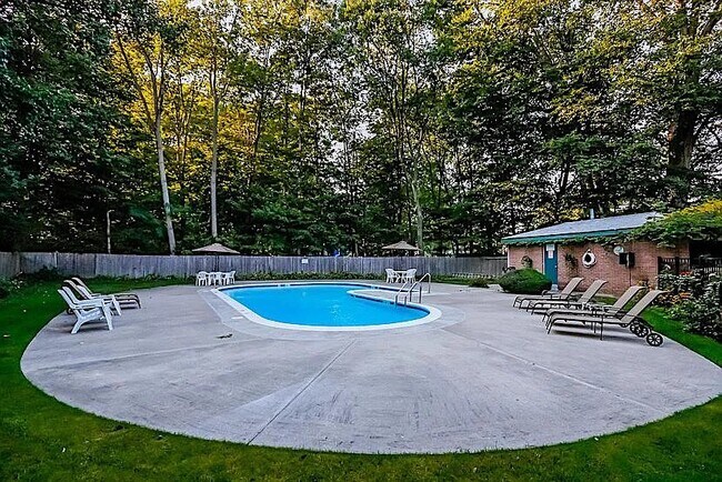 Building Photo - 160 Fairfield Woods Rd