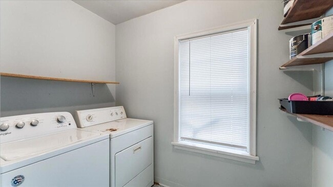 Building Photo - 828 15th St SW