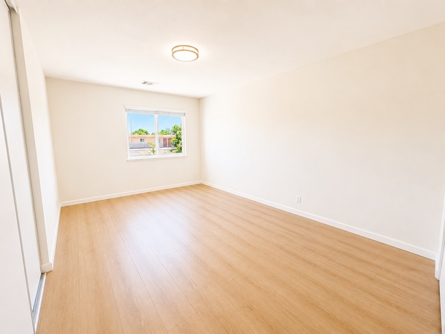 Building Photo - Townhome has been remodeled top to bottom, everything brand new!