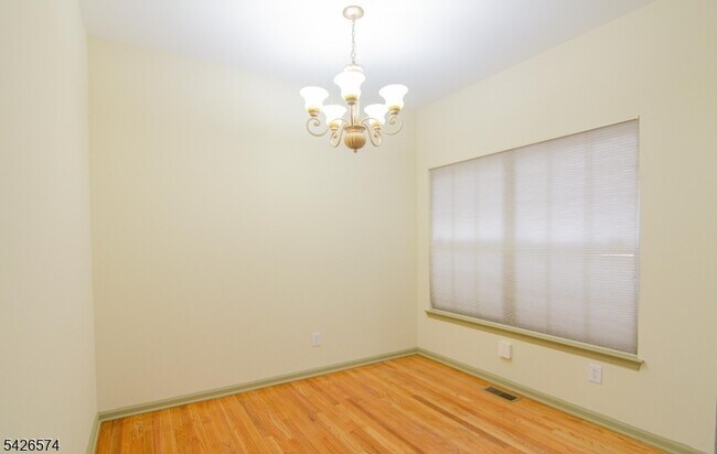 Building Photo - 3027 King Ct