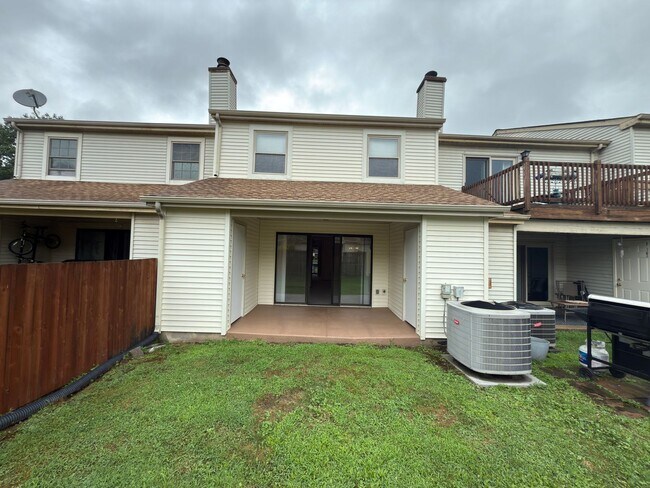 Building Photo - 3BR+BSMT Townhome (Tapestry) with COUNCIL ...