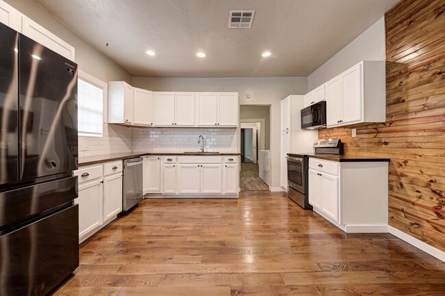 Building Photo - Charming Newly Updated 2 Bed, 2 Bath Home in the Heart of OKC!
