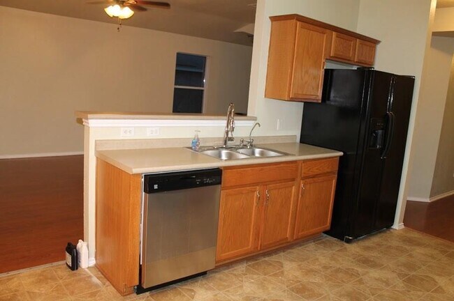 Building Photo - 1009 Clayton Dr