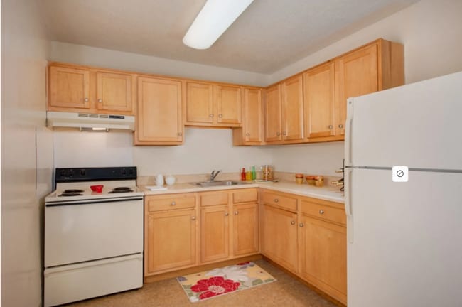 Building Photo - Spacious Three Bedroom Apartment Home Avai...