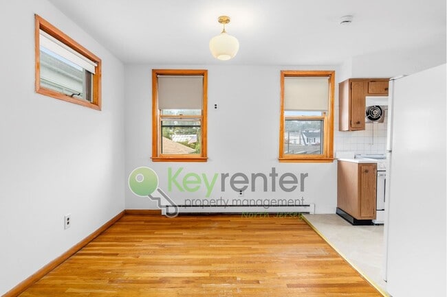 Building Photo - 1-Bed Apartment with Hardwood Floors, In-U...