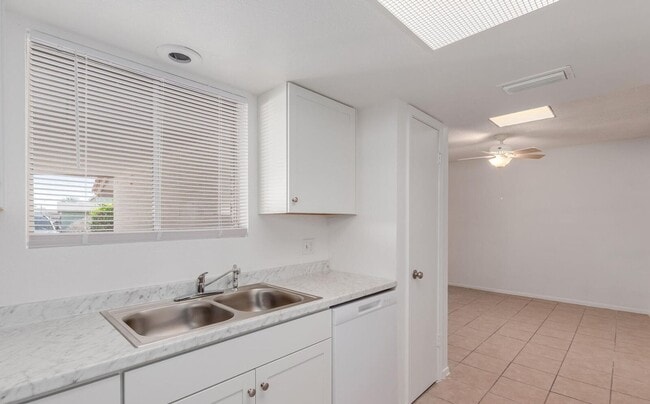 Building Photo - 242 N Standage