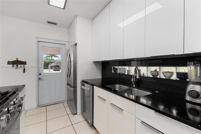 Building Photo - 8531 SW 27th Terrace