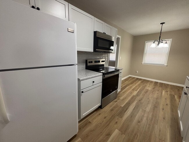 Building Photo - Stylishly Updated 3 Bedroom Home with Fresh Modern Finishes.