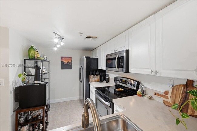 Building Photo - 520 SE 5 Ave