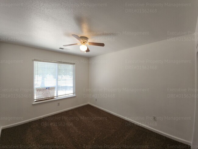 Building Photo - 5 bedrooms/ 2 baths Location Olive Dr/ Old...