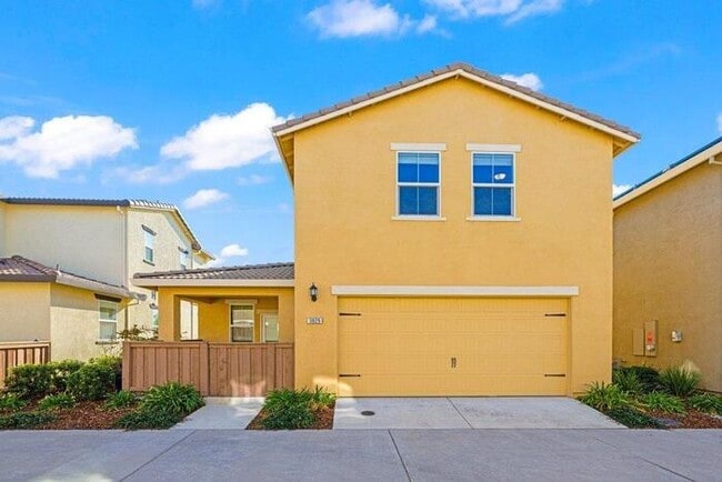 Building Photo - Beautiful Solar 3/2 located in Roseville! Across from Park! Gated Community!