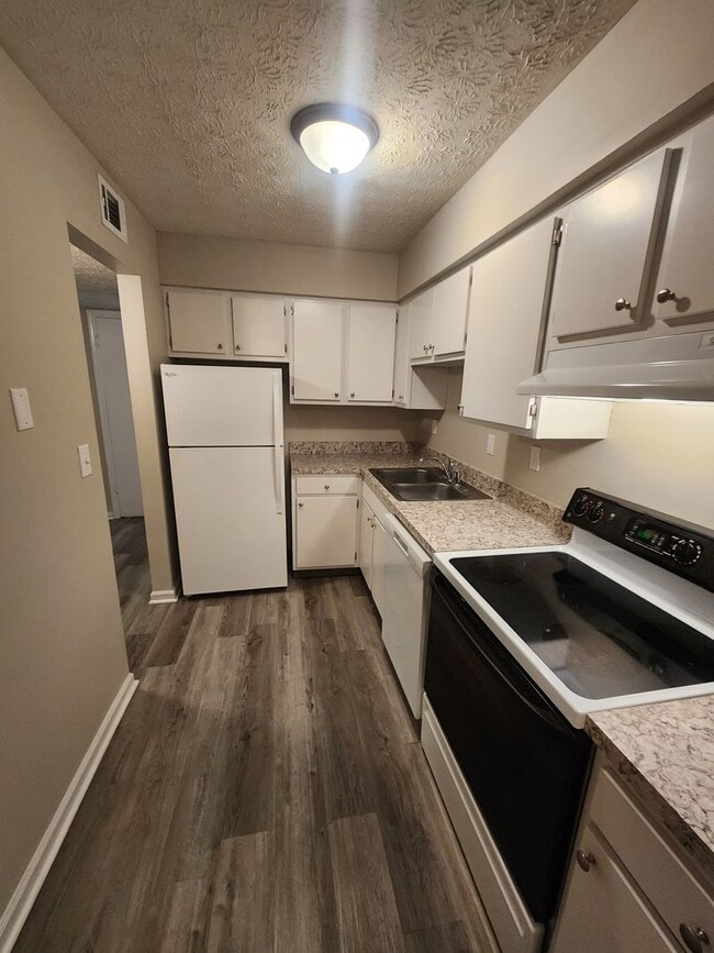 Building Photo - Lovely 1 bedroom 1 bath 2nd floor condo wi...