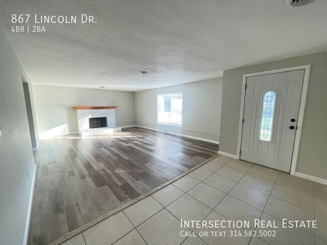 Building Photo - Fully Renovated 4 Bed/1.5 Bath w/ Spacious...