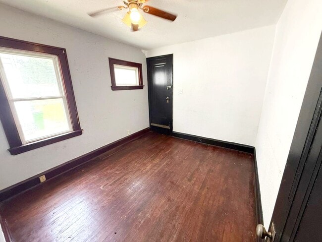 Building Photo - 4 BED 1 BATH BEAUTIFUL SINGLE FAMILY HOME ...
