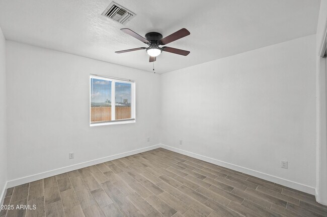 Building Photo - 10947 W Mohave St