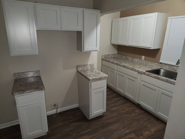 Building Photo - Charming 5-Bedroom Property in Prime Location (Section 8 vouchers Accepted)