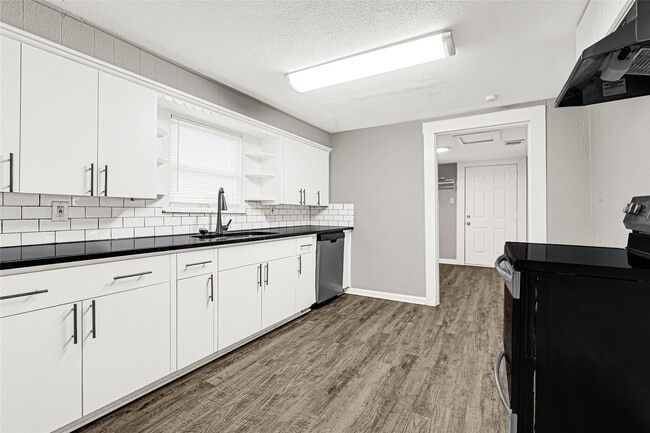 Building Photo - 6218 Woodrow St