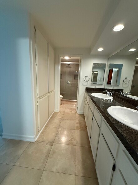 Building Photo - 1700 Palisades Dr