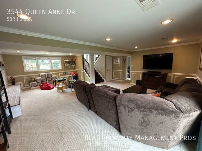 Building Photo - 3544 Queen Anne Dr