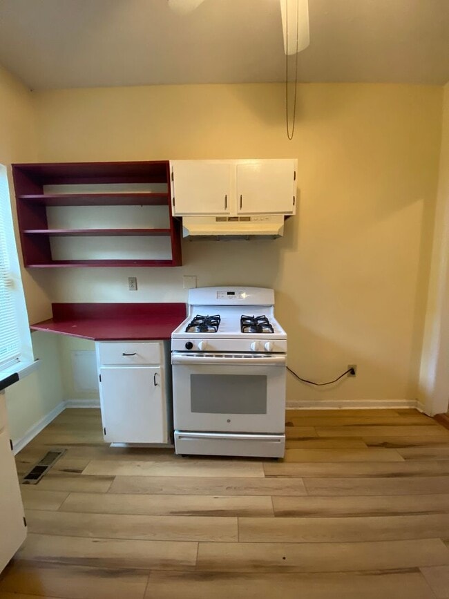 Building Photo - 2 Bedroom House with Fenced Backyard near ...