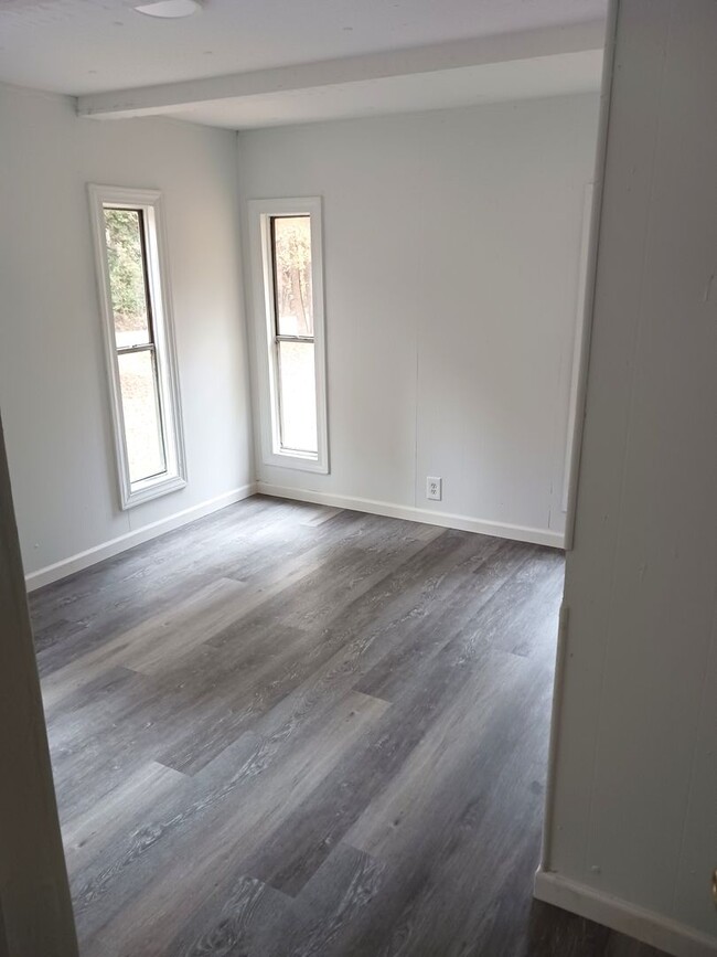 Building Photo - Two Bedroom Mobile home on Large Lot!
