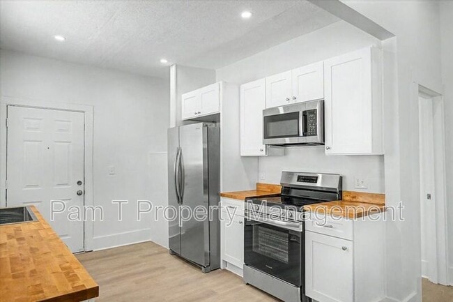 Building Photo - 615 W 39th St