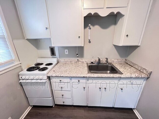 Building Photo - 833 E 21st Ave