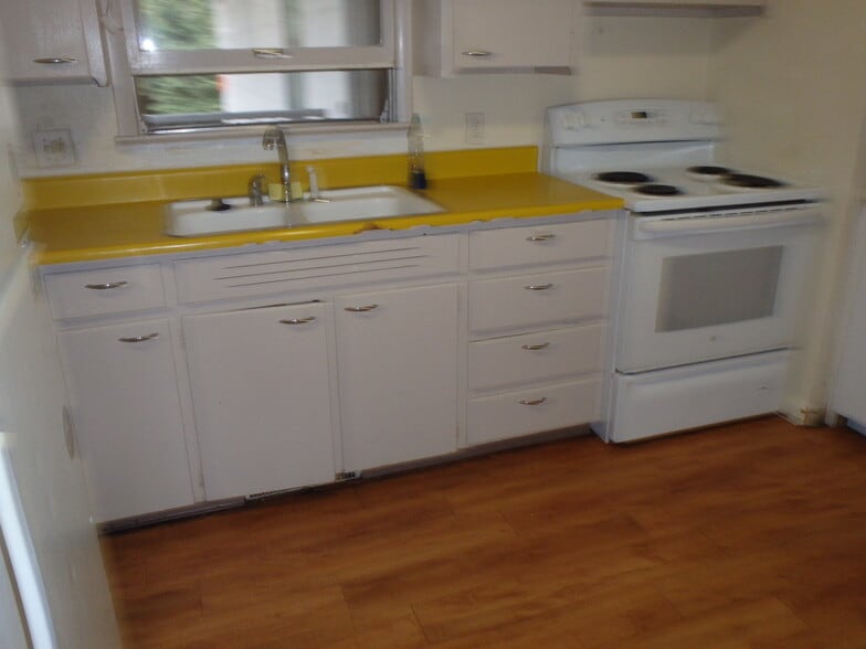 Building Photo - 605 W Lake St