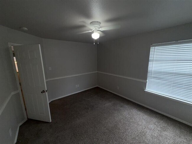 Building Photo - Large 4 bedroom / 2.5 bathroom home in Alamo Ranch