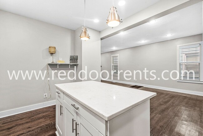 Building Photo - 2028 Hoyt Ave