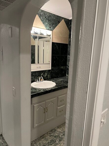 Building Photo - 6160 Whitsett Ave