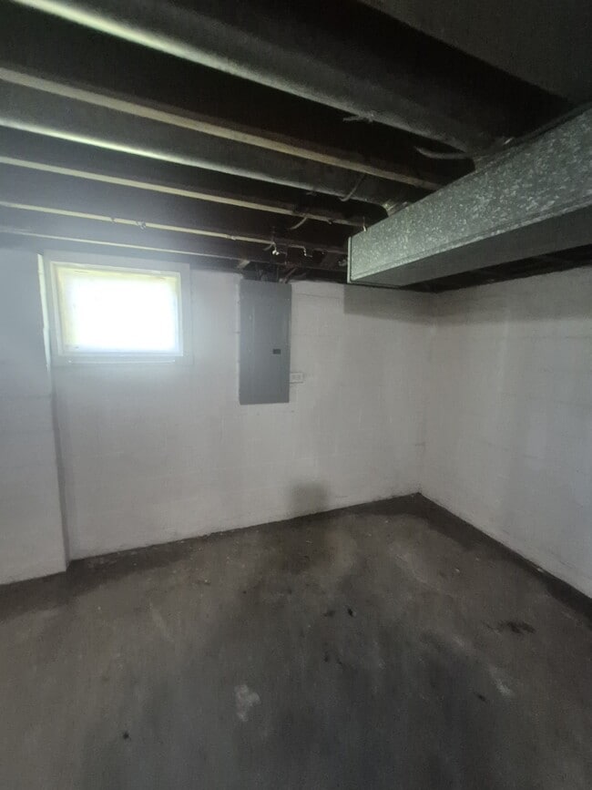 Building Photo - 433 Plaza Ave