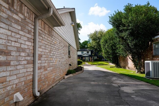 Building Photo - 5814 Old Lodge Dr