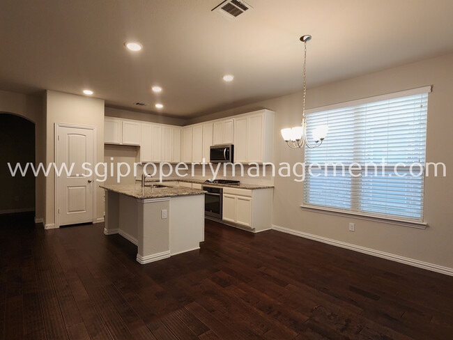 Building Photo - 2024 Miramar Dr