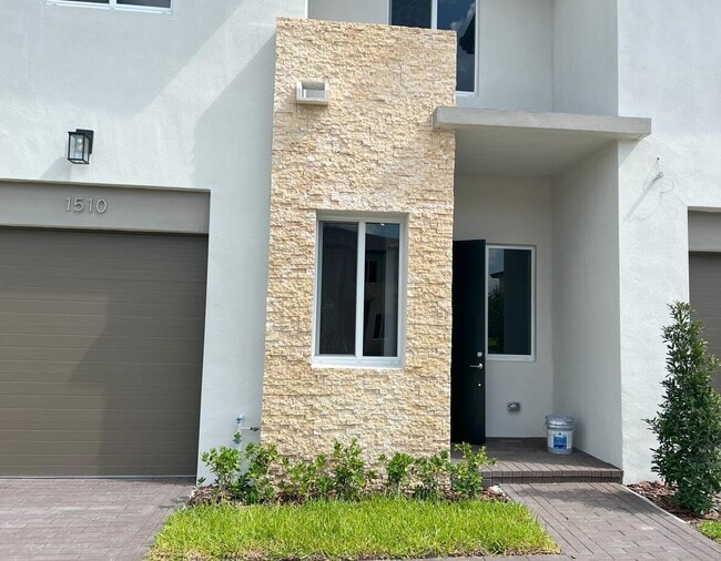 Building Photo - 1510 Pioneer Way