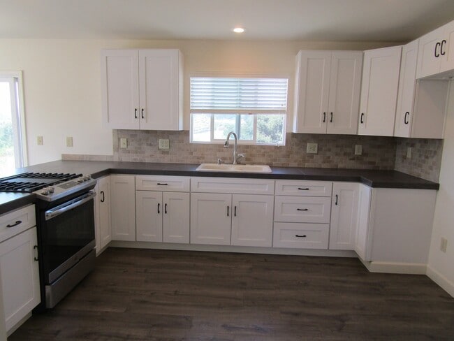 Building Photo - Country Cottage- Water Included!