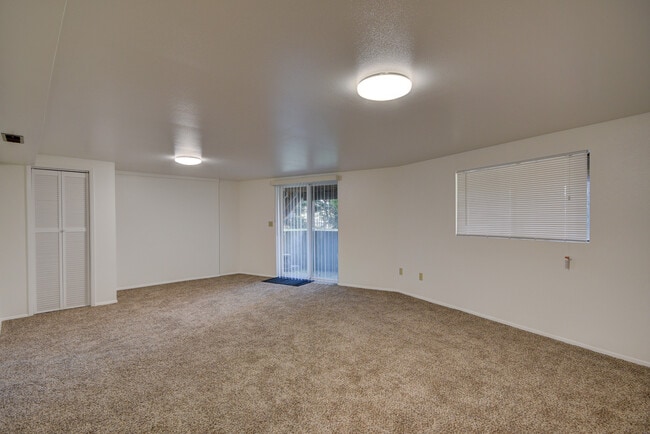 Building Photo - Unique 3 Bed 3 Bath Home