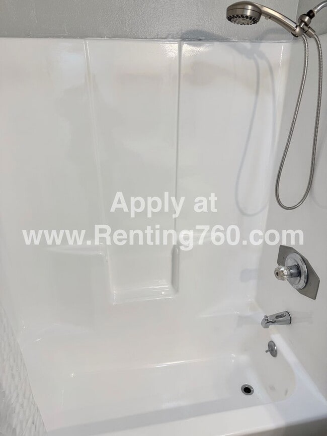 Building Photo - Newly Remodeled 2 Bed 1 Bath Near Downtown!