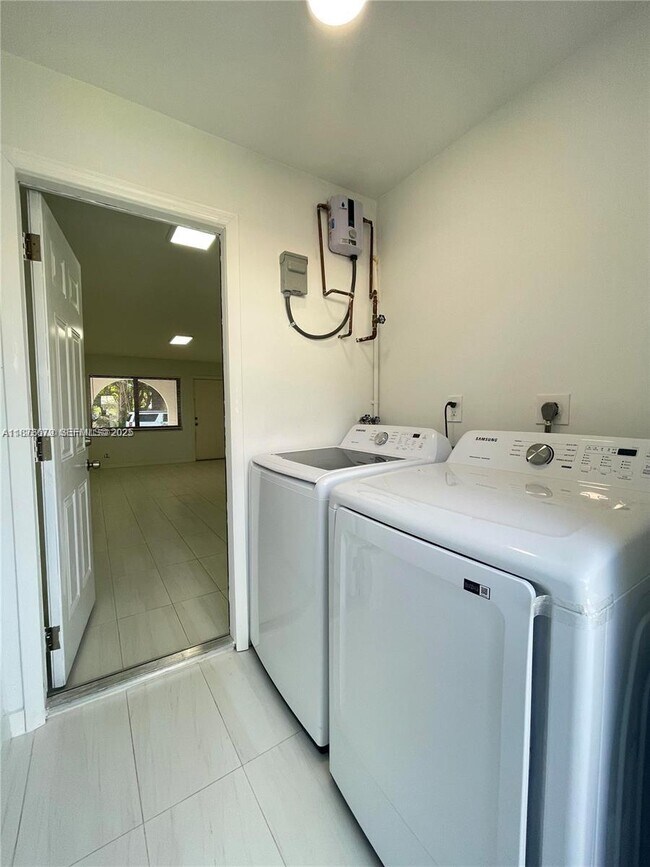 Building Photo - 2300 SW 18th Terrace