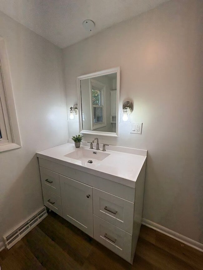 Building Photo - Three bedroom two bathroom home for rent