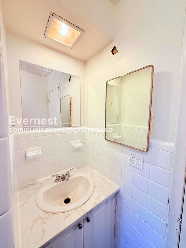 Building Photo - 15601 Schoolcraft Rd