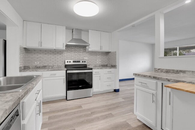 Building Photo - $2,850 - 3 Bed, 2 Bath Updated Home in Den...