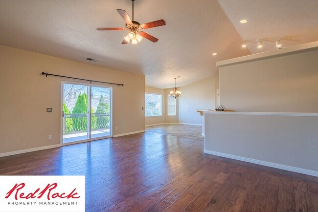 Building Photo - 5 Bedroom Pet Friendly Home!