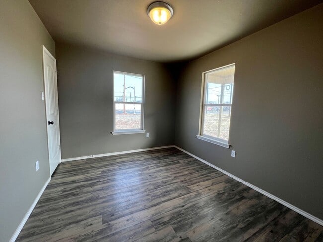 Building Photo - Charming 3 Bedroom Home