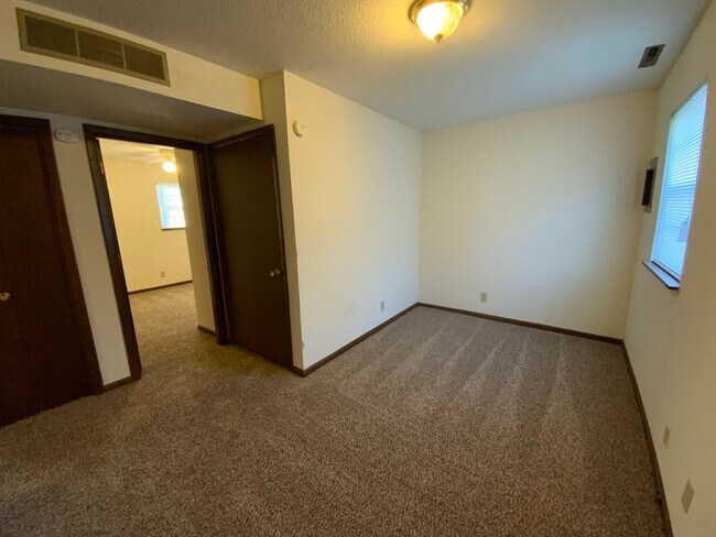 Building Photo - 560 NE Park Ln