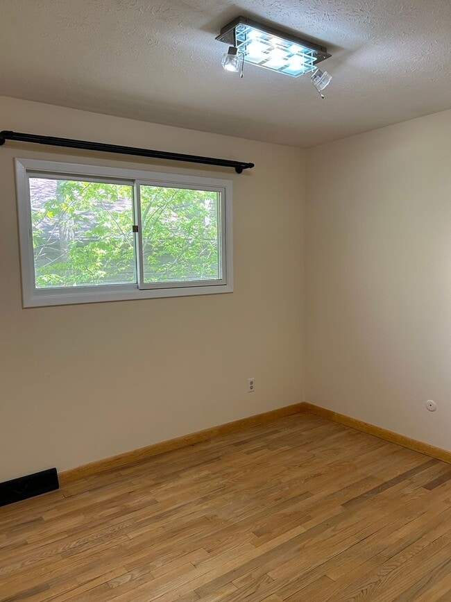 Building Photo - 3 Bedrooms One Floor Ranch House with 2 car attached garage in Lyndhurst